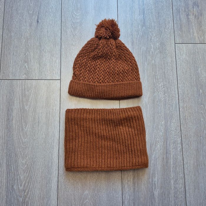 Lot bonnet et tour de cou camel. Marque Kiabi. Garçon 10/12 ans