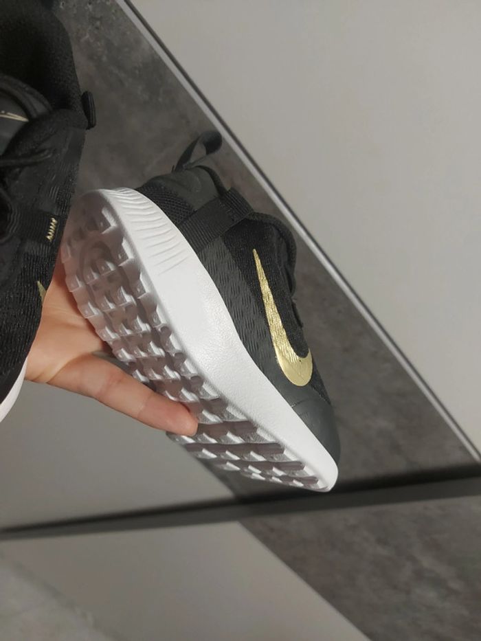 Baskets Nike taille 22 neuve - photo numéro 4