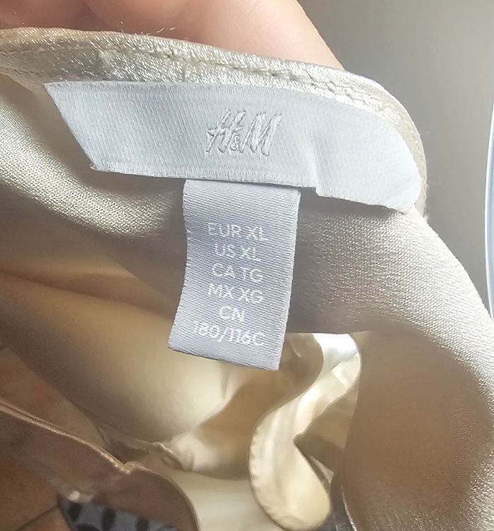 Top court pour les fêtes, couleur or, en satin H&M - photo numéro 6