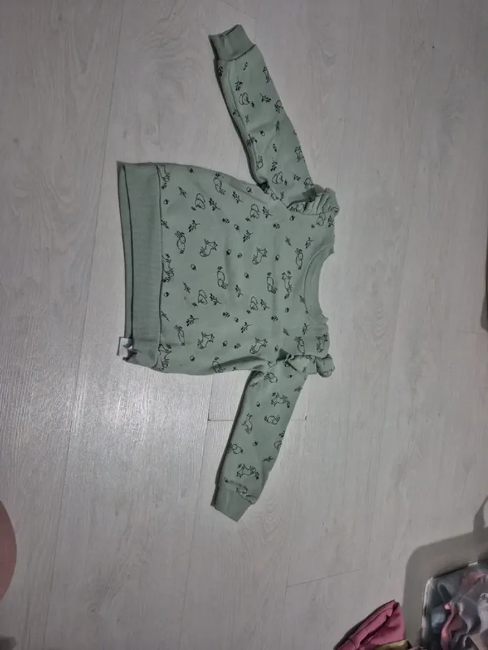Pull vert motif forêt