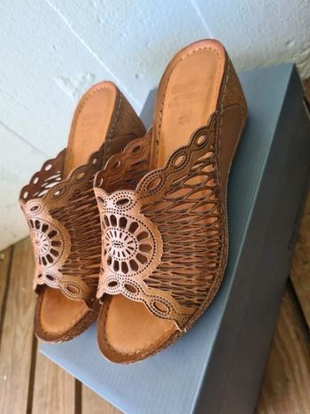 Mules à talon compensé en cuir marron Karyoka