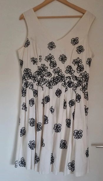 Robe trapèze sans manches blanche et fleurs bleues