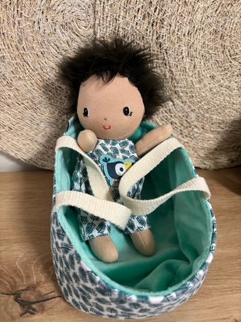 Poupon tissu ari avec son couffin lilliputiens 