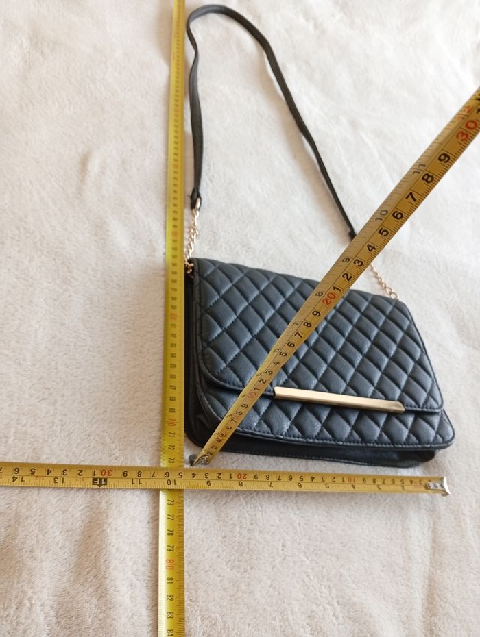 Sac bandoulière noir et doré. Atmosphère - photo numéro 8