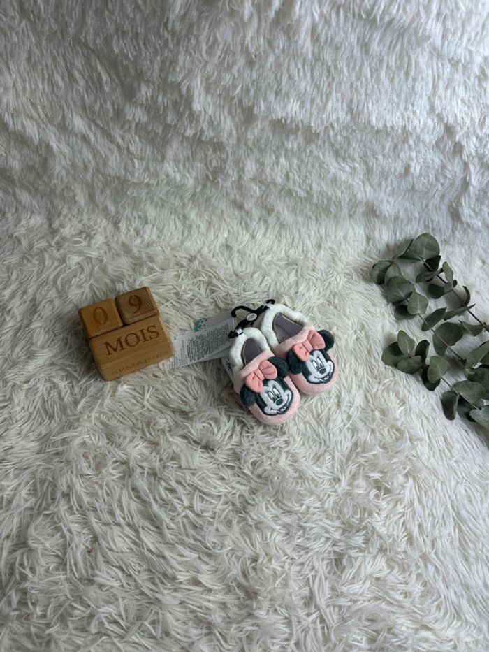 Paire de chaussons Minnie Disney Kiabi taille 9-12 mois