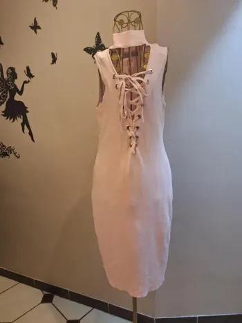 Robe rose lacée