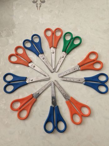 Lot de 10 paires de ciseaux enfants inox à bouts ronds.