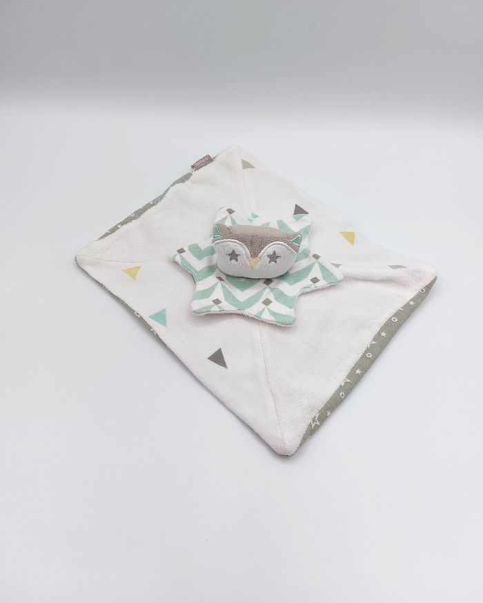 Doudou plat hibou chouette bébé 9 blanc gris vert étoiles bebe9 triangles