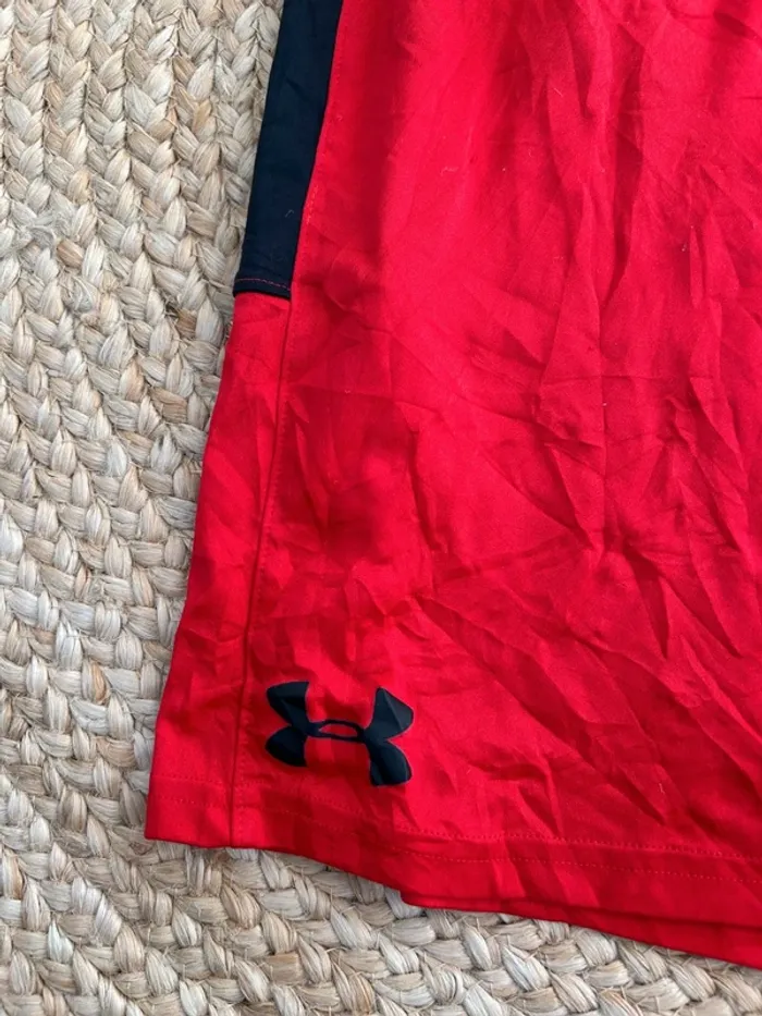 Short Garçon Under Armour Loose Noir & Rouge | Taille 16 ans | Très Bon État | Sport Casual | R23 - photo numéro 3