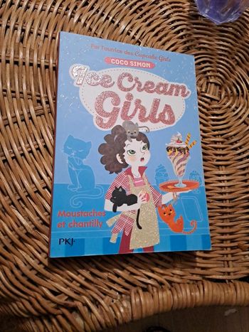 Ice cream girls moustaches et chantilly