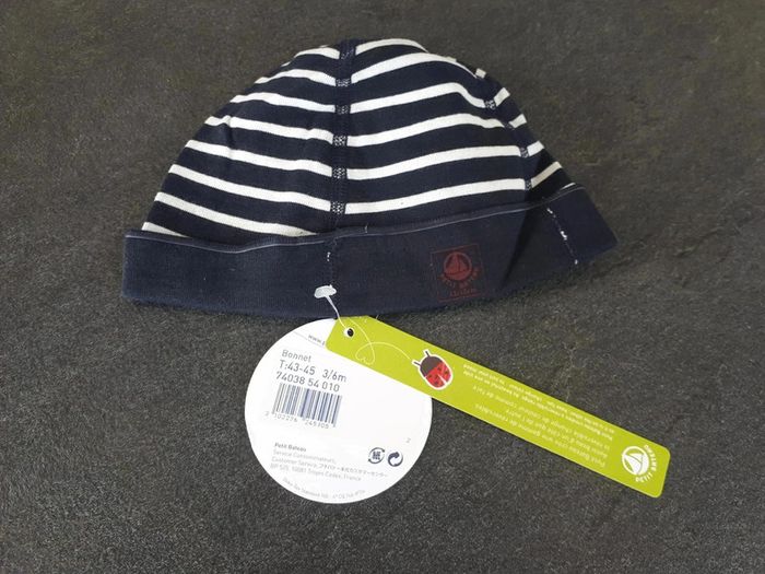 10 € Bonnet marin Petit Bateau100 % coton réversibleTaille 3/6 mois Neuf et étiqueté