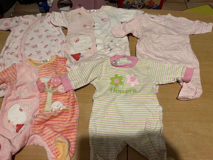 Lot de 20 vêtements taille 0mois sauf indiqué - photo numéro 2