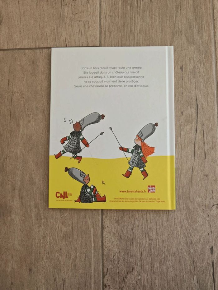 Livre enfant "en cas d'attaque" chevalier - photo numéro 2