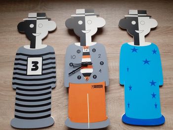 Horloge et ses 2 cadres associés