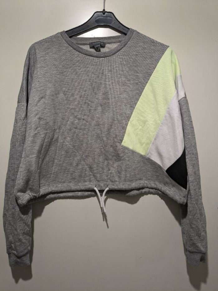 Joli sweat court gris Primark. Taille M