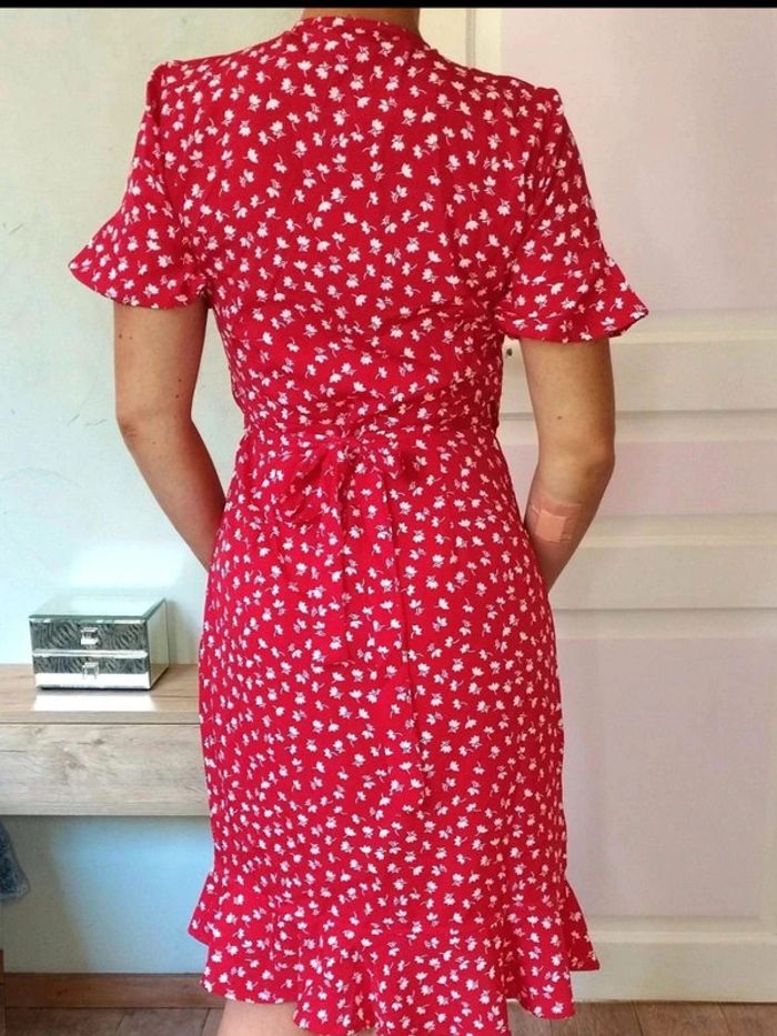 Robe  Only  S neuve étiquetée rouge  fleurie  portefeuille  volantée - photo numéro 2