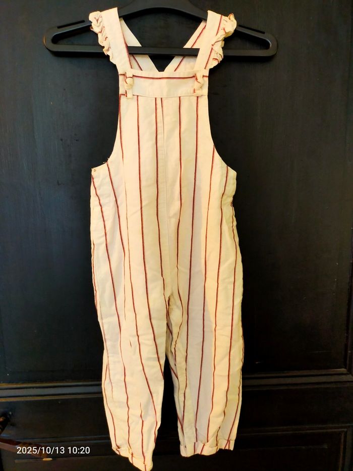 Salopette blanche (au rayures fines bordeaux)Taille 23 mois