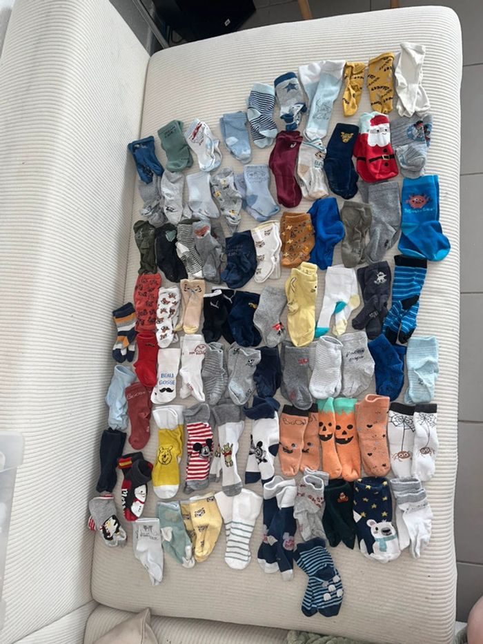 Gros lot de 75 paires environ de chaussettes