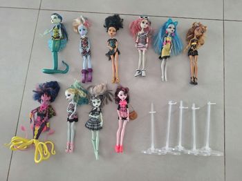 Lot 10 poupées monster high  et supports