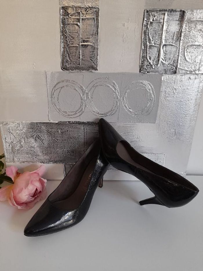 Neufs escarpins noirs vernis texturé en cuir Tamaris Pointure 40