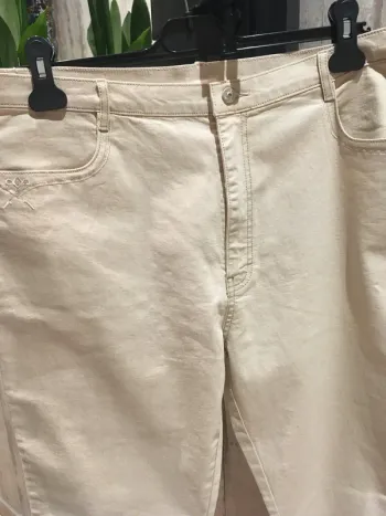 Superbe pantalon jamais porté en 42 avec étiquettes