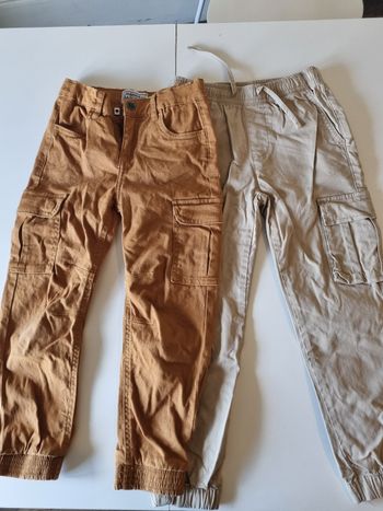 Deux pantalons neufs sans étiquette