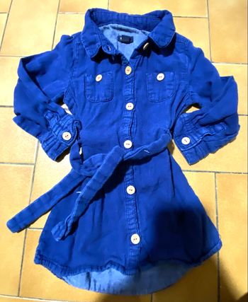 Robe en jean couleur bleu foncé avec ceinture taille 18/24 mois  à manche longue marque kiabi bon état