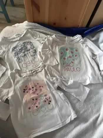 Trois. T-shirts obaibi 12 mois.