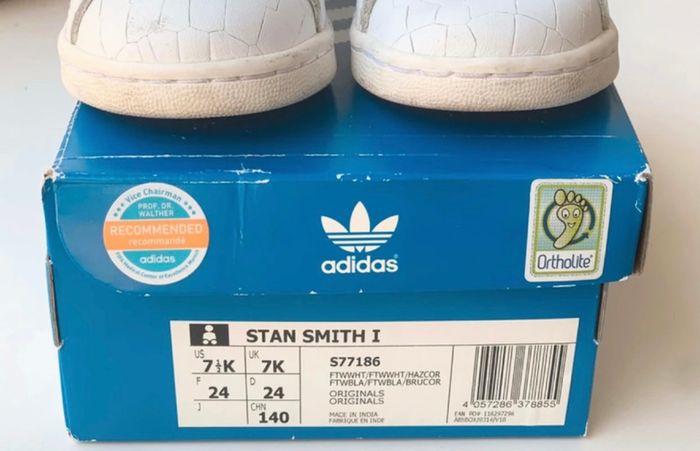 Stan smith adidas rose et reptile P 24 attention une éraflure au bout de la chaussure droite voir photo prix fixe - photo numéro 5