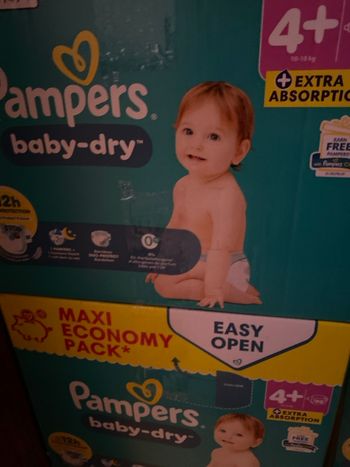 Vends 2 cartons de couches Pampers taille 4 +
