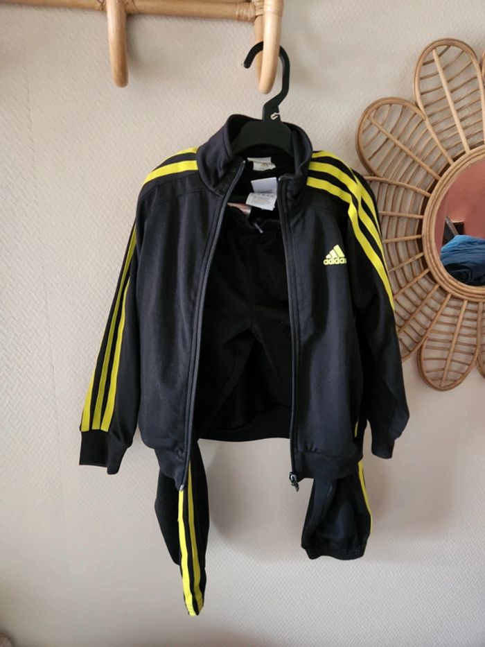 Ensemble survetement adidas noir/jaune 5/6ans