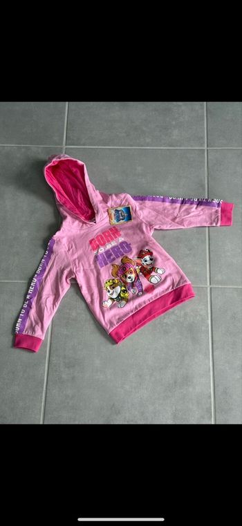 Sweat à capuche 25/36 mois. 