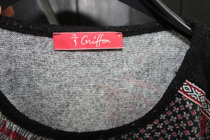 Pull fin noir, gris et rouge - photo numéro 7