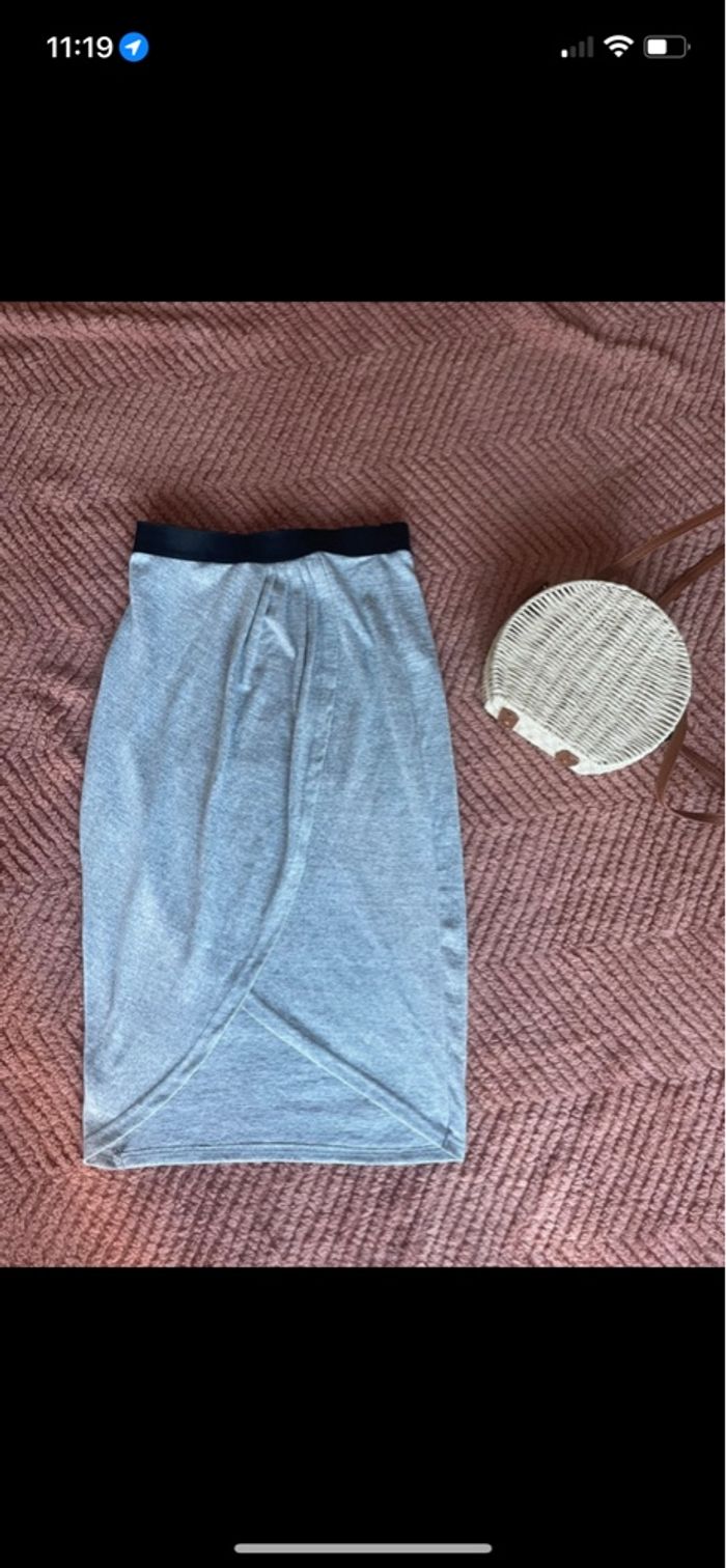 🌸Jupe en dessous du genou grise taille 38 🌸