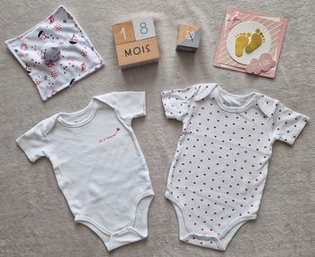 Lot de 2 bodies blanc à imprimé rouge - 18M - Mes petits cailloux (TBE avec défauts)