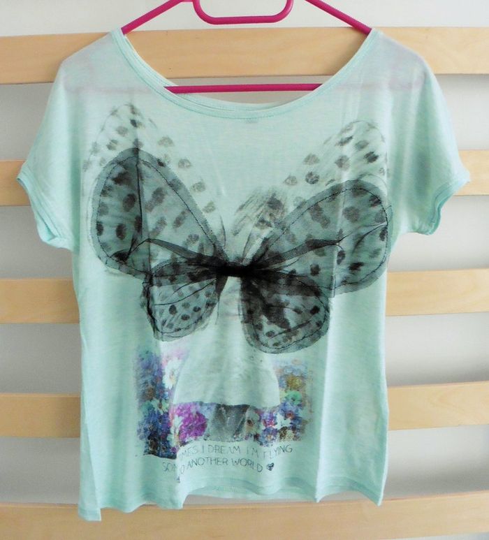 T-shirt vert imprimé fée. Ailes en voile noir effet papillon. Pimkie. Taille 38