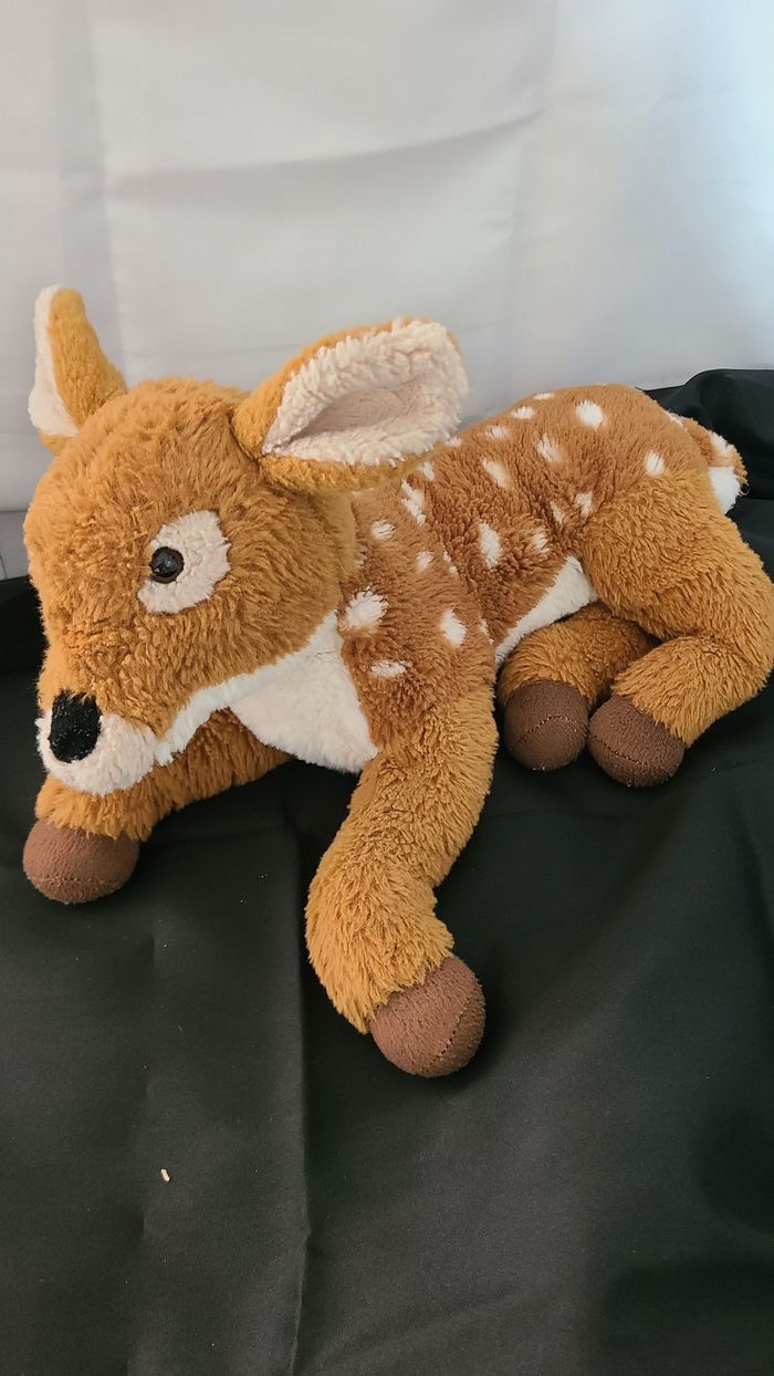 doudou faon Bambi couché nature planet