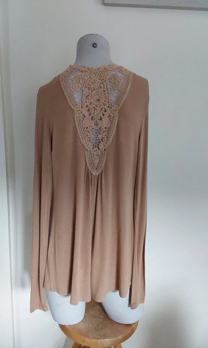 Gilet beige avec une jolie guipure de dentelle en coton dans le dos .
T 34 - photo numéro 5
