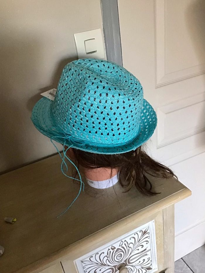 Joli chapeau borsalino ajouré taille 56 environ de coloris bleu - photo numéro 2