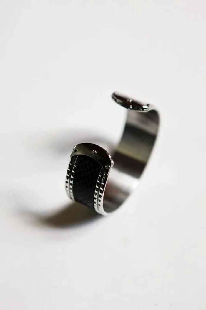 Bracelet manchette en acier inoxydable et cuir - photo numéro 3