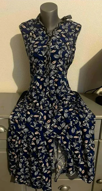 Robe bleu marine à motifs – chic et légère – 38