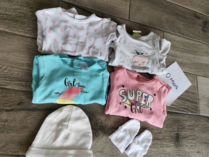 Superbe lot à paillettes de 4 pyjamas été coton 1 bonnet et des moufles