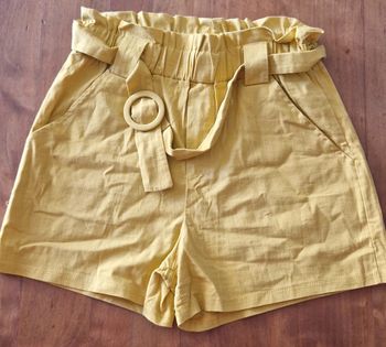 Short moutarde avec ceinture taille L