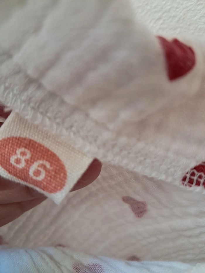 Robe blanche motif cœur rouge 18 mois tres bon état - photo numéro 2