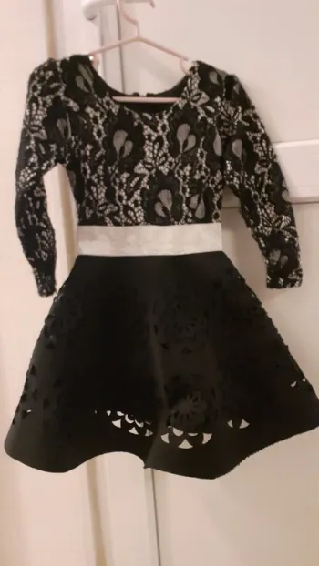 Robe en dentelle et broderie perforées