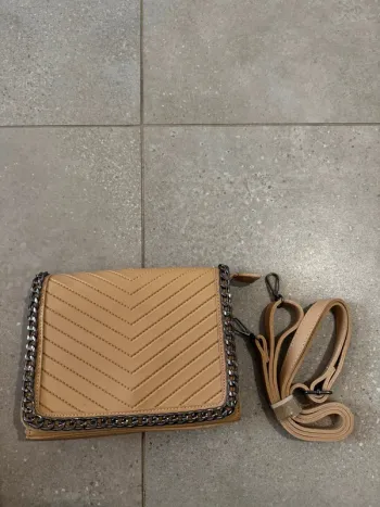 Sac à bandoulière marron, bon état mais quelques traces à l'arrière, 21x14cm