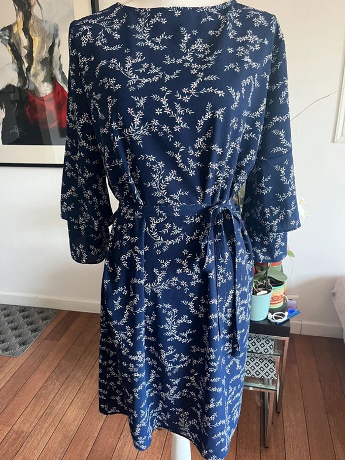 Robe bleu chic curvy imprimé petites fleurs blanches taille 46 - photo numéro 2