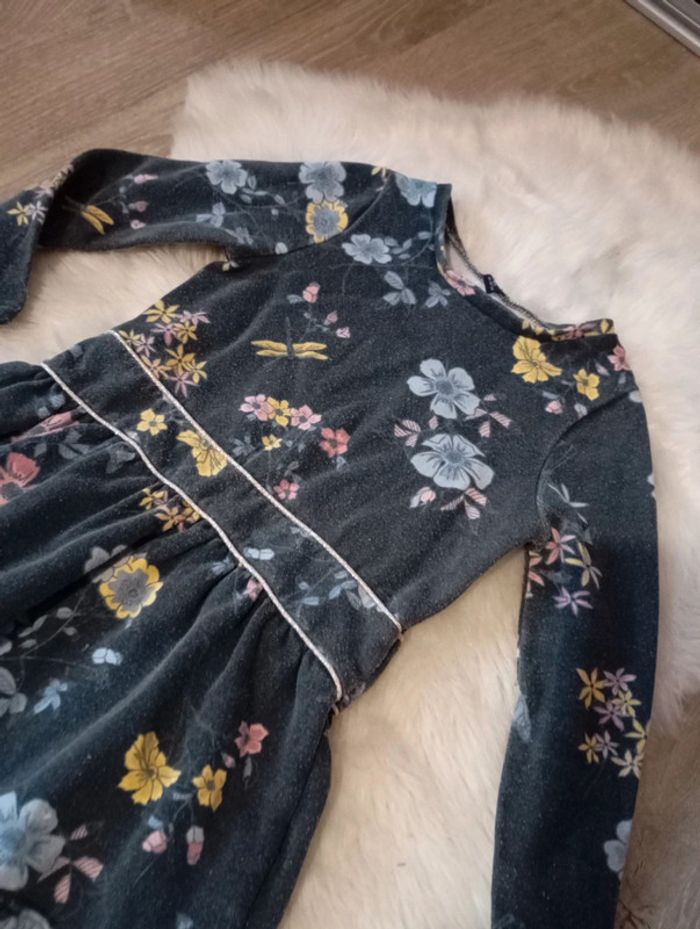 1€ robe Kiabi fleuri 4 ans - photo numéro 3