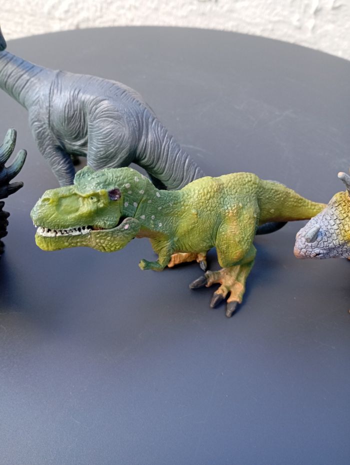 4 dinos plastique dur - photo numéro 4