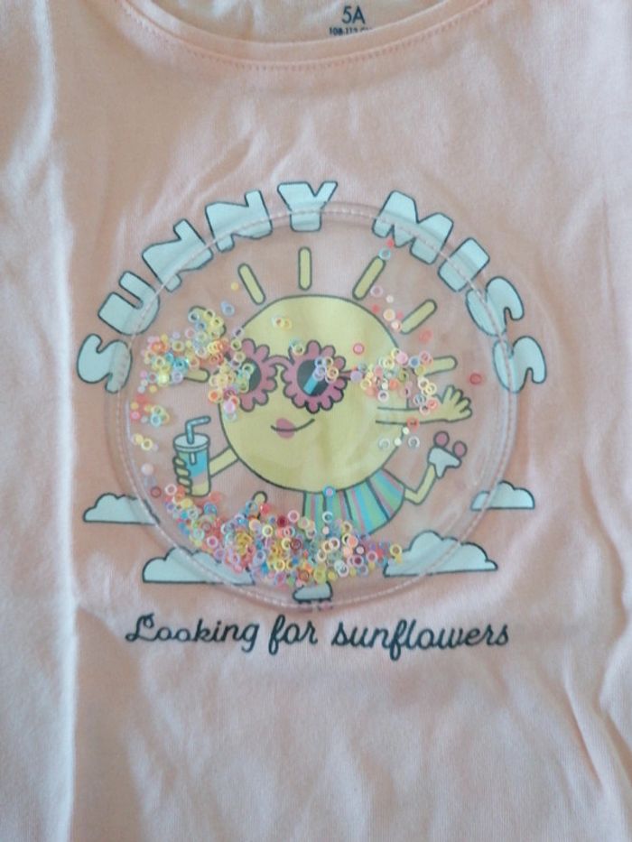 Tee-shirt neuf juste lavé taille 5 ans